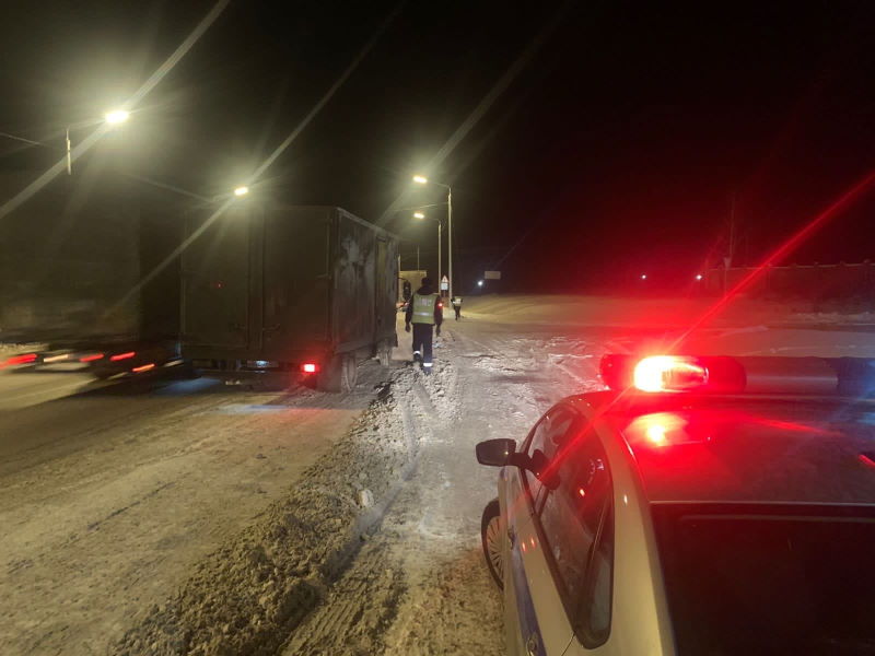 В Боготоле сотрудники Госавтоинспекции проводят работу с водителями большегрузного транспорта.