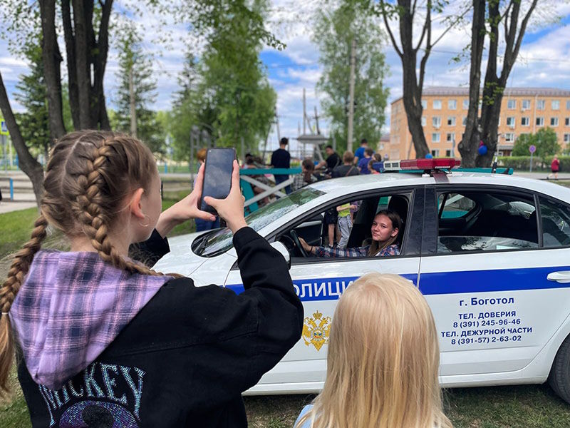 В Международный день защиты детей в с.Тюхтет было организовано мероприятие «Праздник детства» с участием сотрудников ГИБДД.