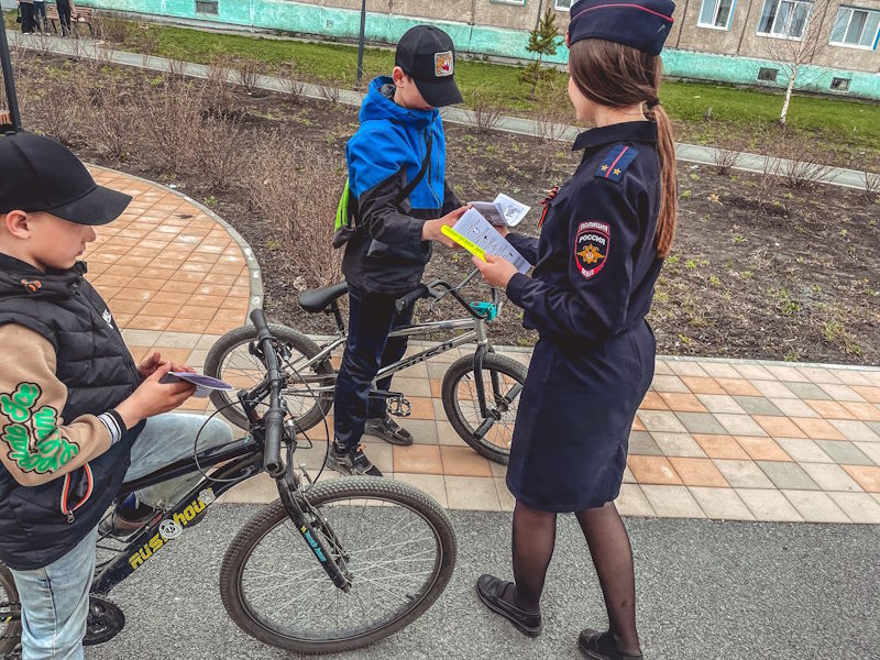 В Боготоле сотрудники Госавтоинспекции беседуют с детьми и их родителями в зонах массового притяжения детей.