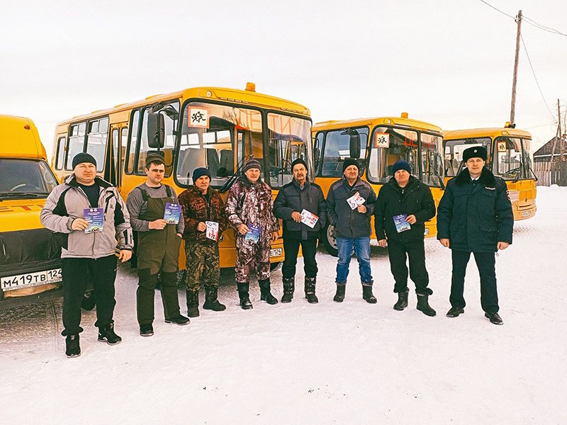 Руководитель Госавтоинспекции побеседовал с водителями школьных автобусов Тюхтетского муниципального округа о зимней безопасности на дорогах.