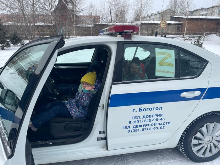 Сотрудники Госавтоинспекции напоминают о правилах вождения в дворовых зонах. Сотрудники Госавтоинспекции напоминают о правилах вождения в дворовых зонах.
