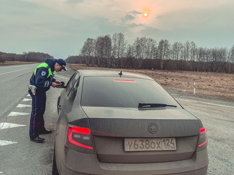 Госавтоинспекция обращает особое внимание водителей-родителей на необходимость использования детских удерживающих устройств в салоне автомобиля. Госавтоинспекция обращает особое внимание водителей-родителей на необходимость использования детских удерживающих устройств в салоне автомобиля.
