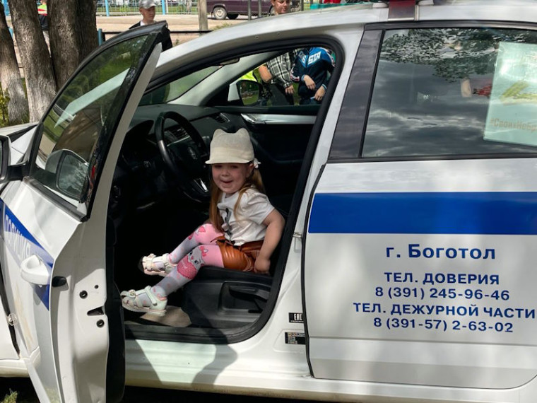 Сотрудники ГИБДД напоминают об опасности оставления ребенка в автомобиле в жару. Сотрудники ГИБДД напоминают об опасности оставления ребенка в автомобиле в жару.