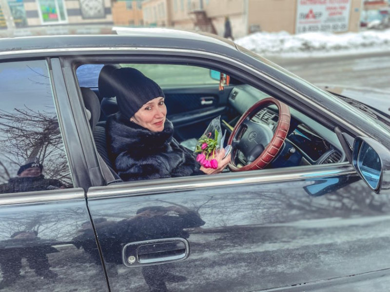 В преддверии Международного Женского дня сотрудники Госавтоинспекции Боготола поздравили женщин–водителей с праздником.